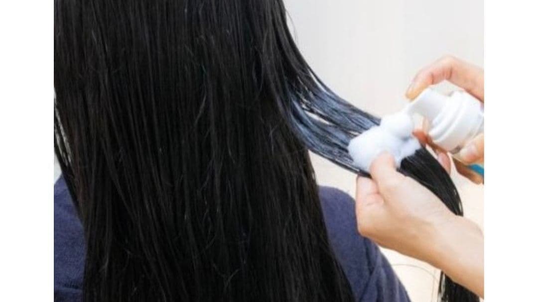 髪に泡を塗布している様子