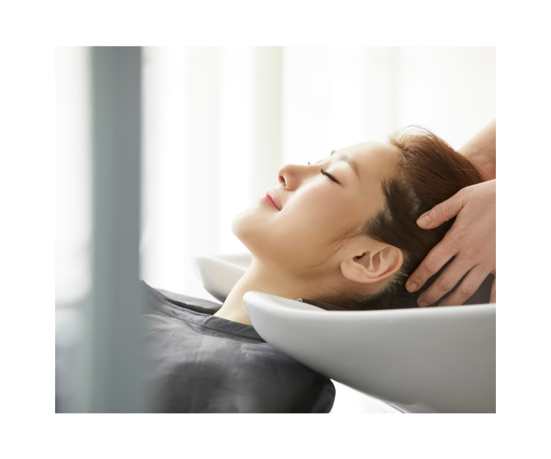 ヘッドスパを受ける若い女性