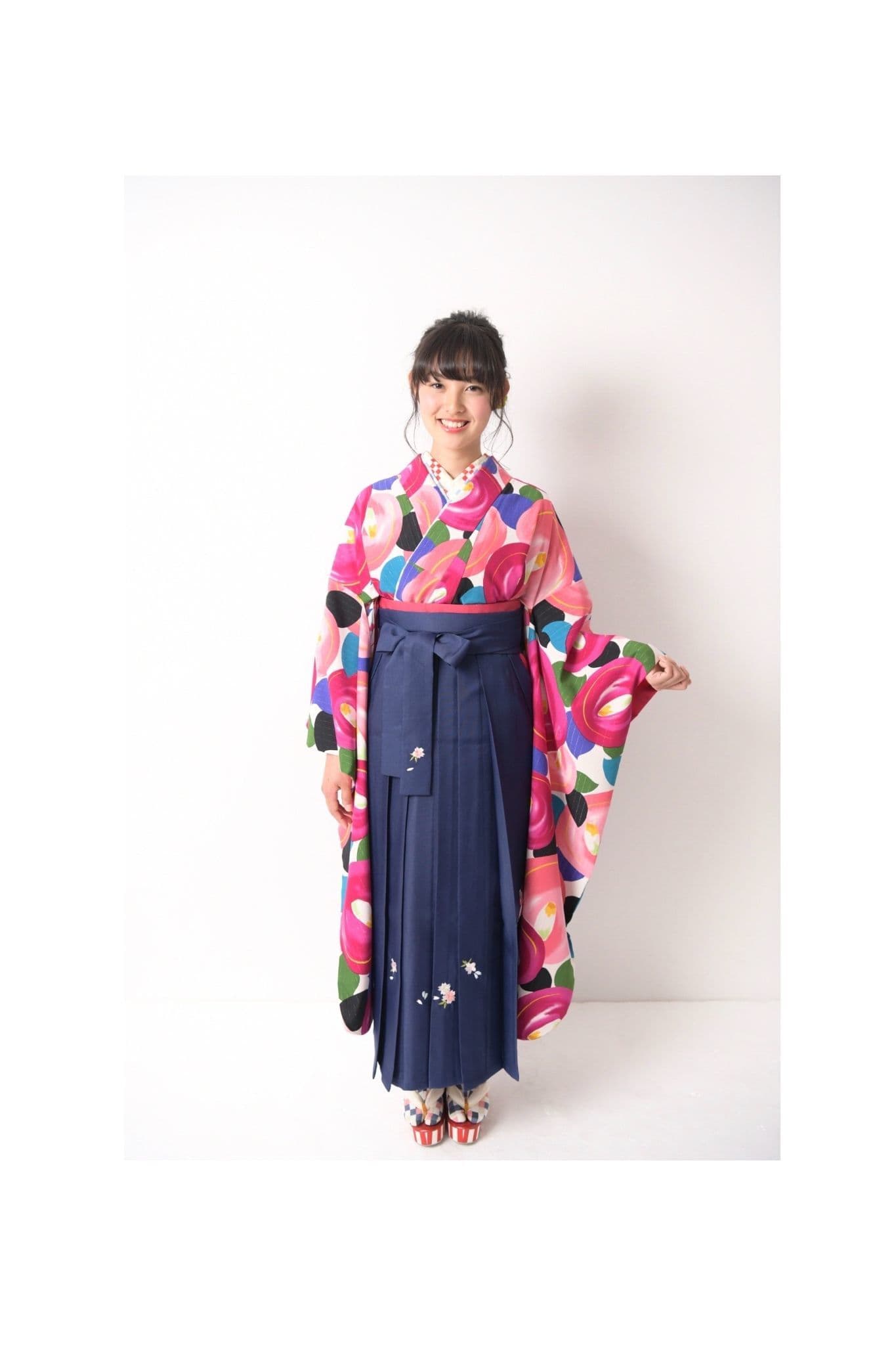ピンクの着物と紺の袴を着た女性