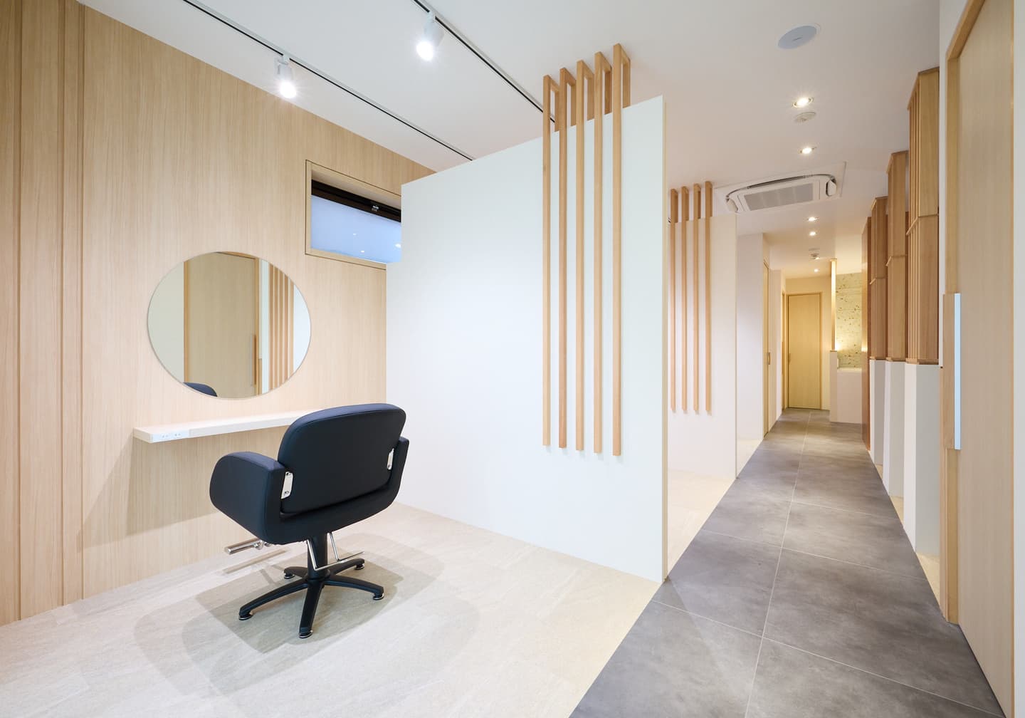 半個室のセット面と通路