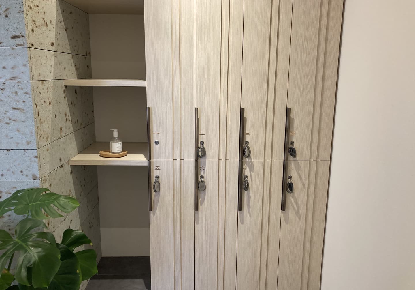 鍵付きロッカーと消毒液