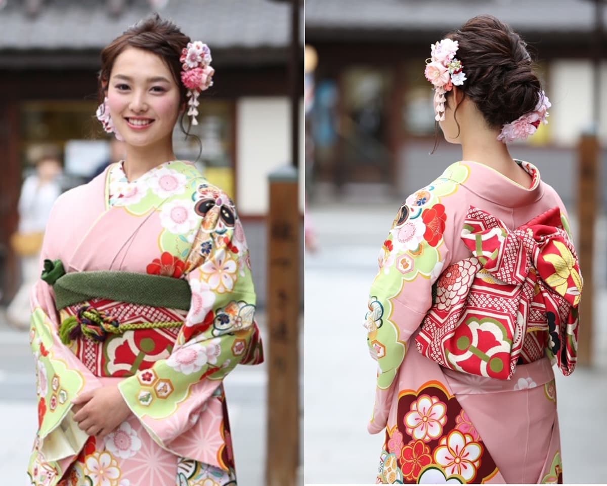 ピンクの着物を着た若い女性の正面と後ろ姿