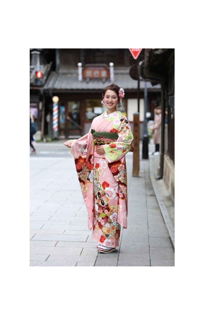 ピンクの振袖を着た若い女性